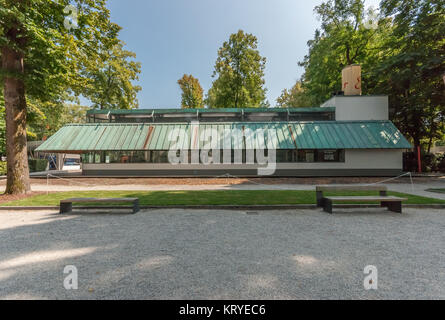 James Stirling & Michael Wilford, Bookshop pavilion, 1991, Venice Biennale Gardens, side view, north façade Stock Photo