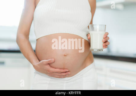 Schwangere Frau mit einem Glas Milch - pregnant woman with a glass of ...