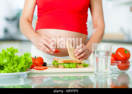 Schwangere Frau mit gesunder Jause - pregnant woman with healthy snack