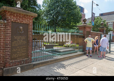 Benjamin Franklin's tomb and memorial marker, Christ Church Burial Ground, Philadelphia, Pennsylvania, United States. Stock Photo