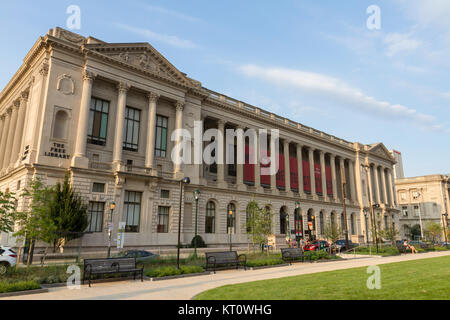 The Parkway Central Library on Logan Square, Philadelphia, Pennsylvania, United States. Stock Photo