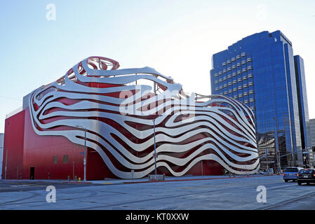 Petersen Automotive Museum contemporary building modern architecture in Miracle Mile district Wilshire Blvd Los Angeles, California USA  KATHY DEWITT Stock Photo