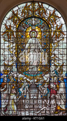 LONDON, GREAT BRITAIN - SEPTEMBER 16, 2017: The resurrected Jesus with the saints and St. Pausl cathedral on the stained glass in St Clement Danes Stock Photo