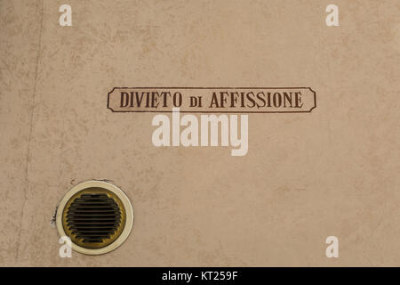 Divieto di affissione (post no bills) sign on the wall, Italy Stock Photo