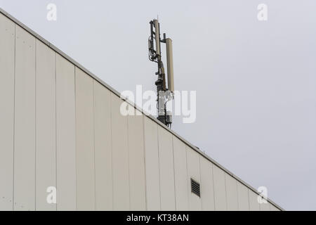 Antenne, Telekommunikations Turm auf einem Dach, drahtloses Telekommunikations Konzept. Stock Photo