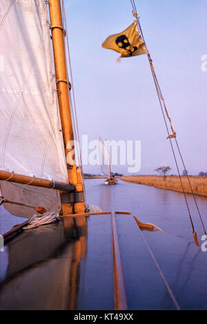 Jolly roger flag on mast hi-res stock photography and images - Alamy