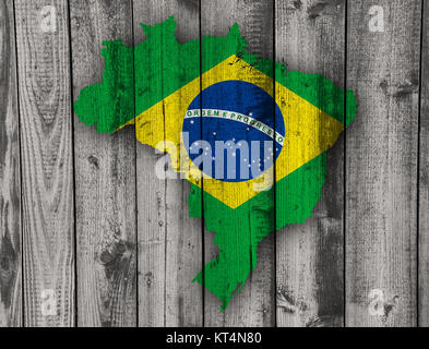 Karte und Fahne von Brasilien auf verwittertem Holz