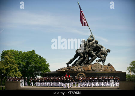 US Navy 110510-N-UH963-066 Marines march past the Marine Corps War Memorial during a Navy Cross medal award ceremony honoring Gunnery Sgt. Brian M Stock Photo