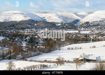 Snow covers the town of Church Stretton, Shropshire, beneath the Long Mynd, England, UK. Stock Photo