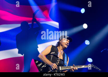 Norway, Oslo - November 22, 2017. The German rock band Scorpions performs a live concert at Oslo Spektrum. Here guitarist Matthias Jabs is seen live on stage. (Photo credit: Gonzales Photo - Per-Otto Oppi). Stock Photo