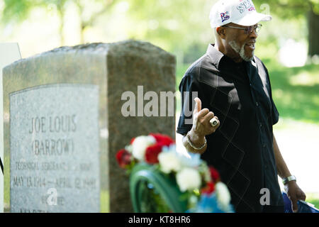 Luther Atkinson, Hubert V. Simmons Museum of Negro Leagues Baseball, Inc., gives remarks during a wreath laying ceremony to honor and remember Joe Louis “The Brown Bomber,” at his gravesite in Arlington National Cemetery, June 18, 2016, in Arlington, Va. The ceremony marked the anniversary of the Joe Louis vs. Max Schmeling fights. (U.S. Army photo by Rachel Larue/Arlington National Cemetery/released)