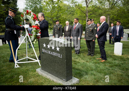 Prime Minister of Georgia Giorgi Kvirikashvili, second left, lays a wreath at the gravesite of Gen. John Shalikashvili in Section 30 of Arlington National Cemetery, April 25, 2016, in Arlington, Va. From 1993 to 1997, Shalikashvili was the Chairman of the Joint Chiefs of Staff and Supreme Allied Commander. (U.S. Army photo by Rachel Larue/Arlington National Cemetery/released) Stock Photo