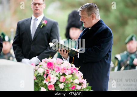 Father Gerald Weymes conducts the graveside service for Maureen Fitzsimons Blair, also known as Maureen O’Hara, in Section 2 of Arlington National Cemetery, Nov. 9, 2015. She is being buried with her husband U.S. Air Force Brig. Gen Charles Blair.