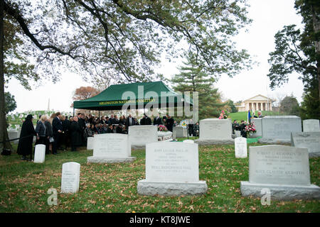 Mourners attend the graveside service for Maureen Fitzsimons Blair, also known as Maureen O’Hara, in Section 2 of Arlington National Cemetery, Nov. 9, 2015. She is being buried with her husband U.S. Air Force Brig. Gen Charles Blair.