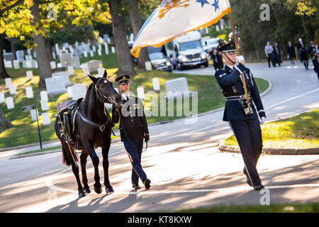 U.S. Service members participate in the funeral for retired Air Force Gen. David C. Jones, the ninth chairman of the Joint Chiefs of Staff, at Arlington National Cemetery in Arlington, Va., Oct. 25, 2013. Current Chairman of the Joint Chiefs of Staff Army Gen. Martin E. Dempsey and Chief of Staff of the Air Force Gen. Mark A. Welsh III were among the attendees honoring Jones, who served as chairman from 1978 to 1982. He passed away Aug. 10, 2013. (DoD photo by Staff Sgt. Sean K. Harp, U.S. Army/Released) Stock Photo