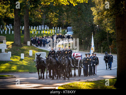 U.S. service members participate in the funeral for retired Air Force Gen. David C. Jones, the ninth chairman of the Joint Chiefs of Staff, at Arlington National Cemetery in Arlington, Va., Oct. 25, 2013. Current Chairman of the Joint Chiefs of Staff Army Gen. Martin E. Dempsey and Chief of Staff of the Air Force Gen. Mark A. Welsh III were among the attendees honoring Jones, who served as chairman from 1978 to 1982. He passed away Aug. 10, 2013. (DoD photo by Staff Sgt. Sean K. Harp, U.S. Army/Released) Stock Photo