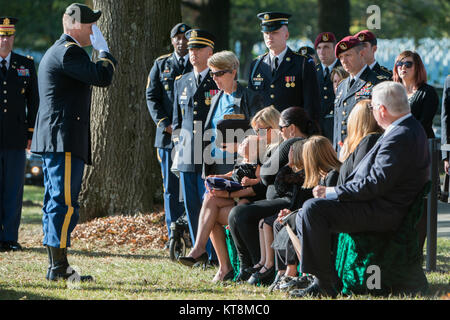 U.S. Army Col. Michael Kornburger, commander, 1st Special Warfare Training Group, renders honors to Rebecca Dalida at her husband’s, U.S. Army Staff Sgt. Alexander Dalida’s, graveside service in Section 60 of Arlington National Cemetery, Arlington, Virginia, Oct. 25 2017.  Dalida, 32, of Dunstable, Massachusetts, was enrolled in the Special Forces Qualification Course at the U.S. Army John F. Kennedy Special Warfare Center and School when he died during a training exercise at Fort Bragg, North Carolina, Sept. 14, 2017. (U.S. Army photo by Elizabeth Fraser / Arlington National Cemetery / releas Stock Photo