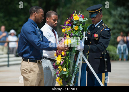 Baltimore Ravens players Otha Foster, a defensive back who served three years with the U.S. Marine Corps; and Keenan Reynolds, a wide receiver who graduated from the United States Naval Academy; participate in a wreath laying ceremony at the Tomb of the Unknown Soldier, Arlington National Cemetery, Arlington, Va., Aug. 21, 2017. The Ravens visited the cemetery today as part of the U.S. Army’s and the NFL’s community outreach program. (U.S. Army photo by Elizabeth Fraser / Arlington National Cemetery / released) Stock Photo