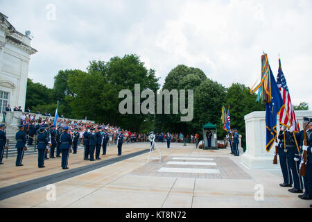 (From left) Brig. Gen. Enrique Amrein, chief of the General Staff of the Argentine Air Force and Maj. Gen. James A. Jacobson, commander, Air Force District of Washington participate in a U.S. Air Force Full Honors Wreath-Laying Ceremony at the Tomb of the Unknown Soldier at Arlington National Cemetery, Arlington, Va., July 18, 2017.  Amrein also toured the Memorial Amphitheater Display Room.  (U.S. Army photo by Elizabeth Fraser / Arlington National Cemetery / released) Stock Photo