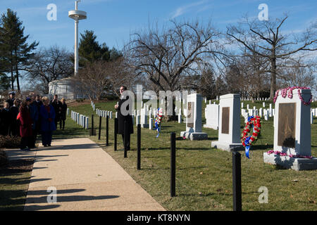 Robert M. Lightfoot Jr., right, acting administrator of NASA, gives remarks at the Space Shuttle Challenger and Space Shuttle Columbia Memorials in Arlington National Cemetery during NASA’s Day of Remembrance, Jan. 31, 2017, in Arlington, Va. NASA says in a statement, “As we do every year at this time, today the entire NASA Family pauses for a Day of Remembrance to reflect on the legacy and memory of our colleagues who have lost their lives advancing the frontiers of exploration.” (U.S. Army photo by Rachel Larue/Arlington National Cemetery/released) Stock Photo