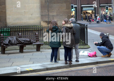 Glasgow, Scotland, 22nd December. Homelessness now a tourist attraction in the city with the new world famous homeless Jesus statue in Nelson Mandela place and the new theatrics of beggars. Credit: gerard ferry/Alamy Live News Stock Photo