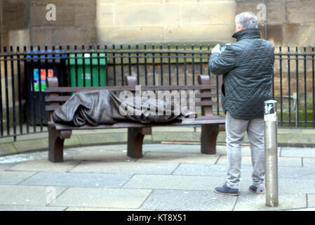 Glasgow, Scotland, 22nd December. Homelessness now a tourist attraction in the city with the new world famous homeless Jesus statue in Nelson Mandela place and the new theatrics of beggars. Credit: gerard ferry/Alamy Live News Stock Photo