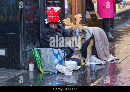 Glasgow, Scotland, 22nd December. Homelessness at Christmas now a tourist attraction in the city with the new world famous homeless Jesus statue in Nelson Mandela place and the new theatrics of beggars. Credit: gerard ferry/Alamy Live News Stock Photo