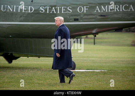 Washington, USA. 22nd Dec, 2017. President Donald Trump departs the White House for Palm Beach, FL where he will be spending the Christmas holiday, Friday, December 22, 2017. Credit: Michael Candelori/Alamy Live News