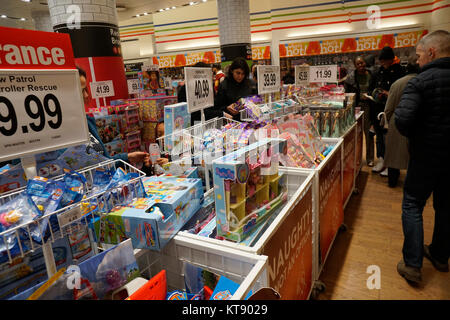 New York, USA. 22nd Dec, 2017. Christmas shoppers mob the Toys R Us location in Times Square in New York on Friday, December 22, 2017, 2017. Starting at 6AM Friday all Toys R Us stores will stay open for 63 hours closing at 9PM Christmas Eve. ( © Richard B. Levine) Credit: Richard Levine/Alamy Live News Stock Photo