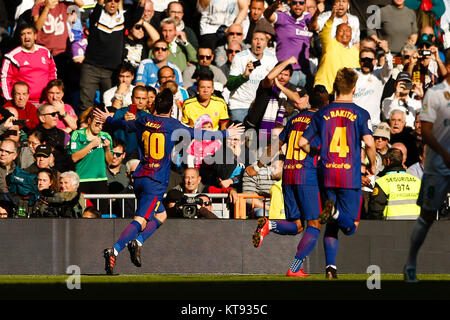 Barcelona, Spain. 23rd Dec, 2017. Lionel Messi of FC Barcelona scores in the 31st minute to make it (0, 2) during the match. La Liga between Real Madrid vs FC Barcelona at the Santiago Bernabeu stadium in Madrid, Spain, December 23, 2017 . Credit: Gtres Información más Comuniación on line, S.L./Alamy Live News Stock Photo