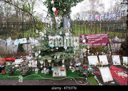London, UK. 23rd Dec, 2017. Tributes outside the Highgate home of George Michael as the first anniversary of his death approaches. Credit: JOHNNY ARMSTEAD/Alamy Live News Stock Photo
