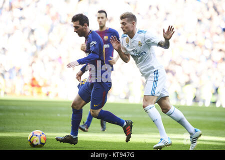 Madrid, Spain. 23rd Dec, 2017. Lionel Messi (forward; Barcelona), Toni Kroos (midfielder; Real Madrid) in action during La Liga match between Real Madrid and FC Barcelona at Santiago Bernabeu on December 23, 2017 in Madrid Credit: Jack Abuin/ZUMA Wire/Alamy Live News Stock Photo