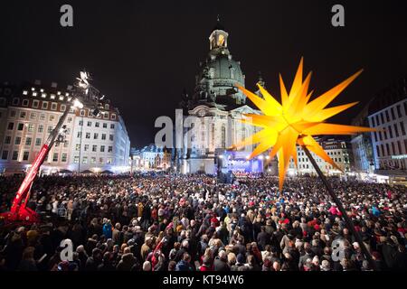 Dresden, Germany. 23rd Dec, 2017. Thousands of people watch the traditional Christmas vespers outside the Frauenkirche church at the Neumarkt in Dresden, Germany, 23 December 2017. Credit: Sebastian Kahnert/dpa/Alamy Live News