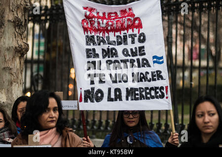 Madrid, Spain. 23rd Dec, 2017. The Honduran community in Madrid marching against President elect Juan Orlando Hernandez (JOH) calling for democracy and peace in Honduras, in Madrid, Spain. Credit: Marcos del Mazo/Alamy Live News Stock Photo