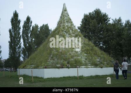 Sculpture Living Pyramid by Agnes Denes on docuemnta 14 in Kassel, 22.8 ...