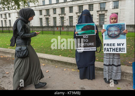 Narmeen Saleh Al Rubaye and her daughter Zainab at the protest for Shaker Aamer call for the release of Shawki Ahmed Omar, held by the US in Iraq in 2004, tortured and still in an Iraqi jail. Zainab has never seen her father. Stock Photo