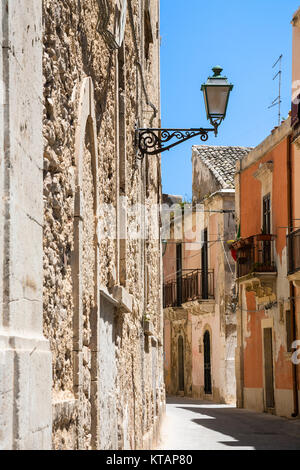 old houses on narrow street in Syracuse city Stock Photo