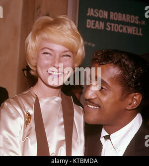 SAMMY DAVIS JNR with wife May Britt in 1961 Stock Photo