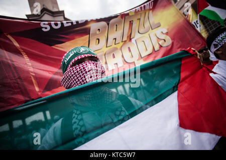 Putrajaya, Malaysia. 22nd Dec, 2017. A demonstrator holds a flag during a rally outside Putra mosque in Putrajaya, Malaysia on December 22, 2017. Credit: Ady Abd Ropha/Pacific Press/Alamy Live News Stock Photo