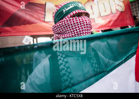 Putrajaya, Malaysia. 22nd Dec, 2017. A demonstrator holds a flag during a rally outside Putra mosque in Putrajaya, Malaysia on December 22, 2017. Credit: Ady Abd Ropha/Pacific Press/Alamy Live News Stock Photo