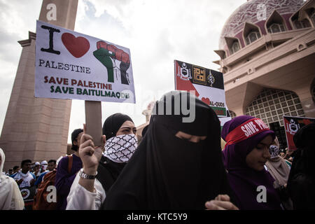 Putrajaya, Malaysia. 22nd Dec, 2017. Pro-Palestine demonstrators hold sign-boards during a rally outside Putra mosque in Putrajaya, Malaysia on December 22, 2017. Credit: Ady Abd Ropha/Pacific Press/Alamy Live News Stock Photo