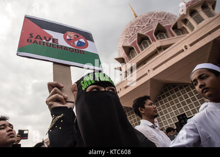 Putrajaya, Malaysia. 22nd Dec, 2017. Pro-Palestine demonstrators hold sign-boards during a rally outside Putra mosque in Putrajaya, Malaysia on December 22, 2017. Credit: Ady Abd Ropha/Pacific Press/Alamy Live News Stock Photo