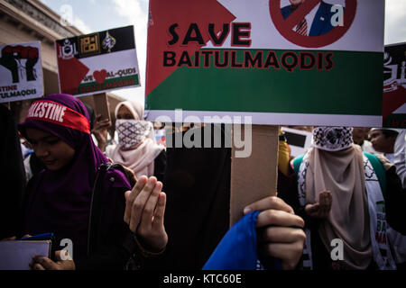 Putrajaya, Malaysia. 22nd Dec, 2017. Pro-Palestine demonstrators hold sign-boards during a rally outside Putra mosque in Putrajaya, Malaysia on December 22, 2017. Credit: Ady Abd Ropha/Pacific Press/Alamy Live News Stock Photo