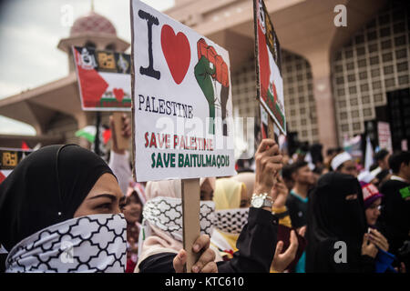 Putrajaya, Malaysia. 22nd Dec, 2017. Pro-Palestine demonstrators hold sign-boards during a rally outside Putra mosque in Putrajaya, Malaysia on December 22, 2017. Credit: Ady Abd Ropha/Pacific Press/Alamy Live News Stock Photo