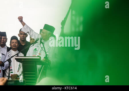 Putrajaya, Malaysia. 22nd Dec, 2017. Malaysian Prime Minister Najib Razak speaks during a solidarity rally at Putra mosque in Putrajaya, Malaysia on December 22, 2017. Credit: Ady Abd Ropha/Pacific Press/Alamy Live News Stock Photo