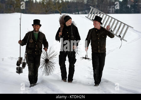 Schornsteinfeger, Kaminkehrer im Winter, mit Leiter im Schnee, Bad Heilbrunn, Oberbayern, Bayern, Deutschland Stock Photo