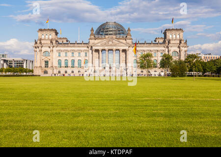 Deutschland, Berlin, Stadtmitte, Park, Deutscher Bundestag, Reichstag, Reichstagsgebäude, Reichstagskuppel, Kuppel, Parlament, Parlamentsgebäude Stock Photo