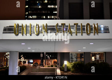 Chicago, USA.  21 December 2017.  The exterior sign of Union Station in Chicago is seen at night.  Credit: Stephen Chung / Alamy Stock Photo