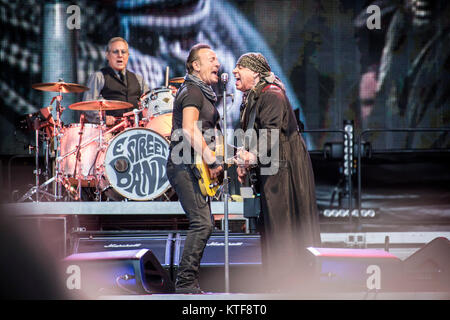 The American singer, songwriter and musician Bruce Springsteen performs a live concert with his band The E Street Band at Ullevaal Stadion in Oslo. Here he is seen live on stage with guitarist Steven Van Zandt. Norway, 29/06 2016.. Norway, 29/06 2016. Norway, 29/06 2016. Stock Photo