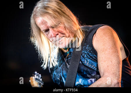 Norway, Oslo - November 9, 2017. The English rock band Deep Purple performs a live concert at Oslo Spektrum. Here guitarist Steve Morse is seen live on stage. (Photo credit: Gonzales Photo - Terje Dokken). Stock Photo